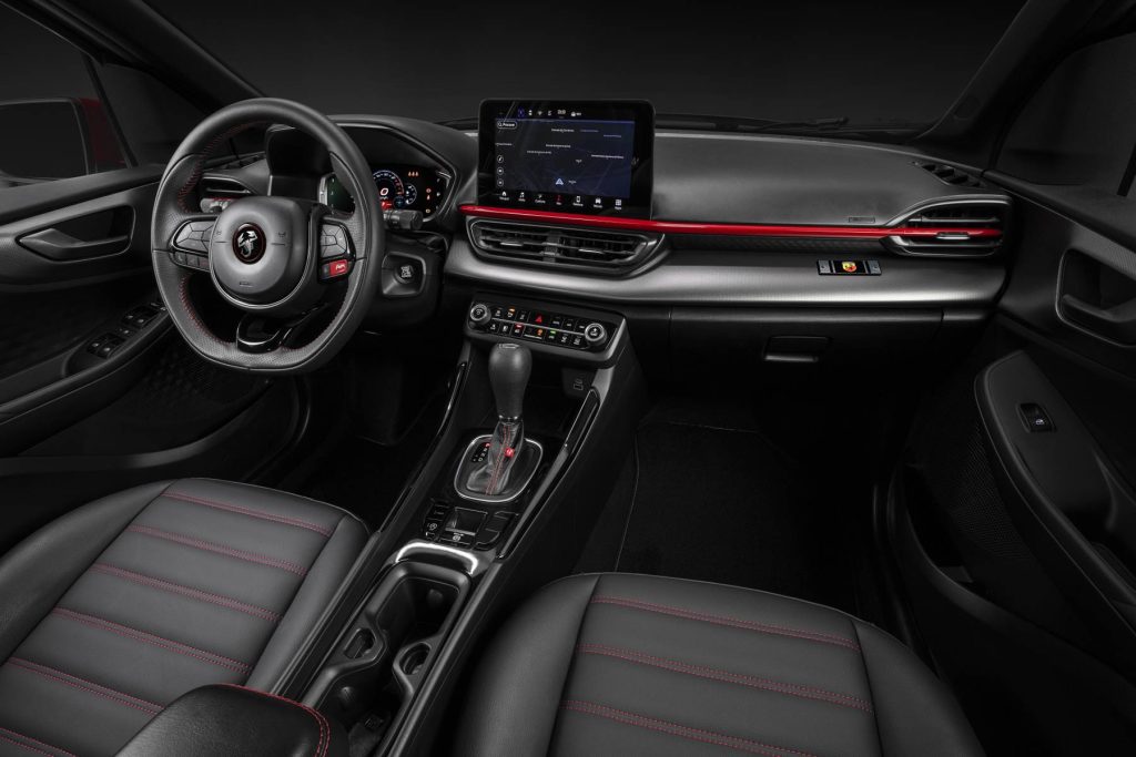 Fiat Pulse Abarth 2024 en México - interior: pantalla, volante, palanca, consola