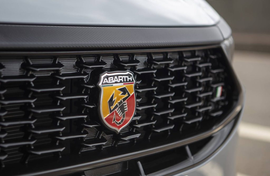 Fiat Pulse Abarth 2024 en México - Exterior; parrilla y emblema Abarth