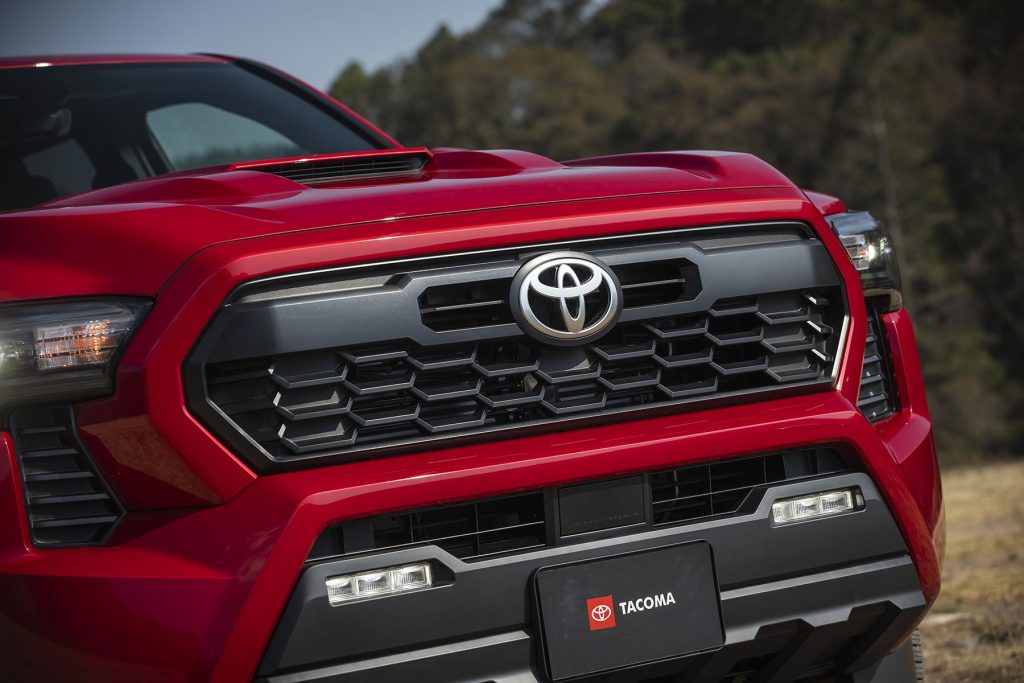 Toyota Tacoma 2024 exterior - color roja, parrilla y logotipo