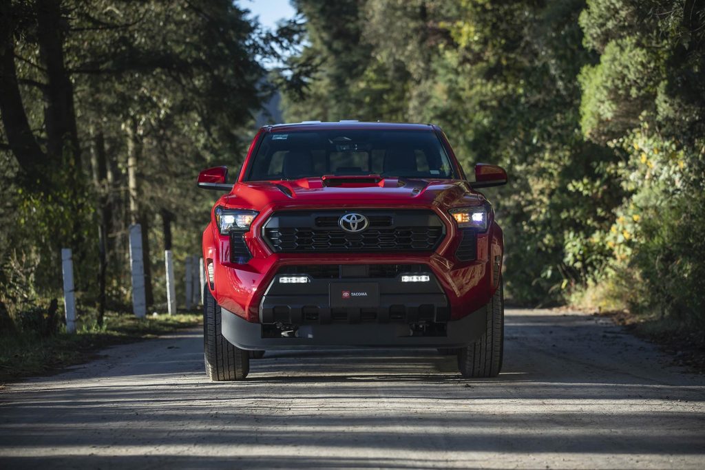 Toyota Tacoma 2024 exterior - color roja, diseño frontal en camino