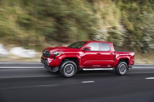 Toyota Tacoma 2024 exterior - color roja, en carretera, lateral