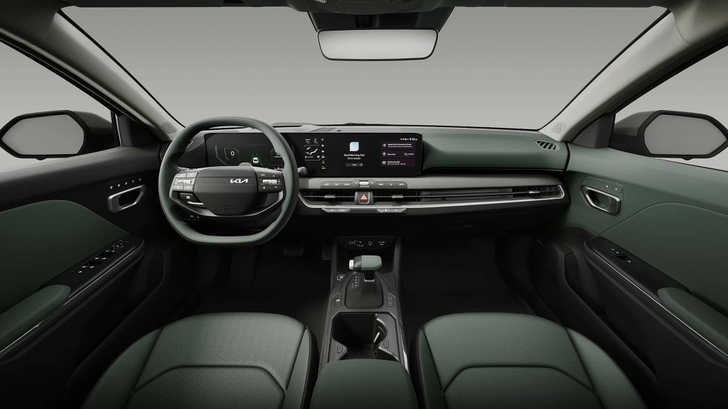 Kia K4 2025 - diseño del interior con volante, pantalla, palanca, consola central