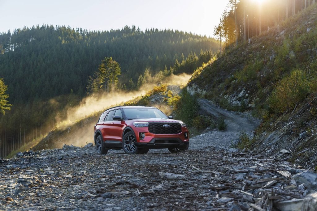 Ford Explorer 2025 - exterior - color roja - parte frontal y lateral en campo, terreno difícil