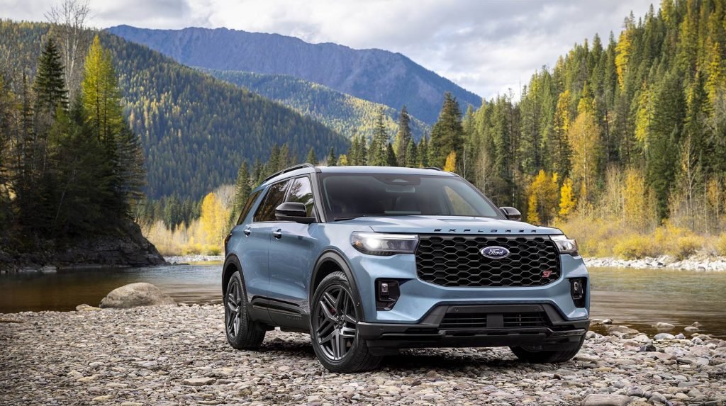 Ford Explorer 2025 - exterior - color azul - parte frontal y lateral en campo, terreno difícil