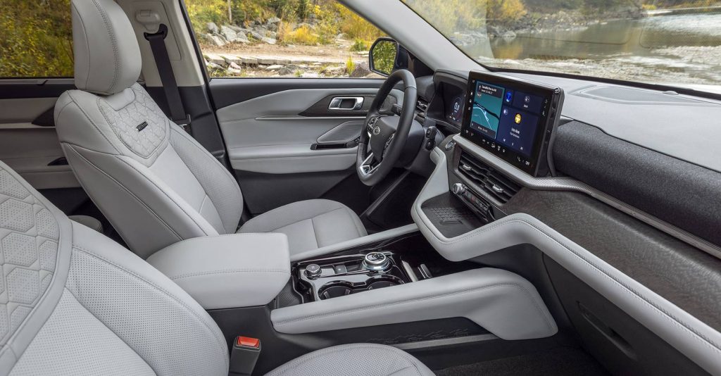 Ford Explorer 2025 - interior - frente, consola central, volante, asientos, pantalla y tablero