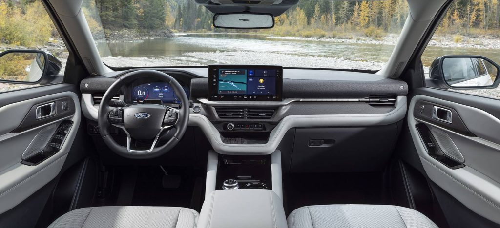 Ford Explorer 2025 - interior - frente, consola central, volante, asientos, pantalla y tablero - color blanco con negro