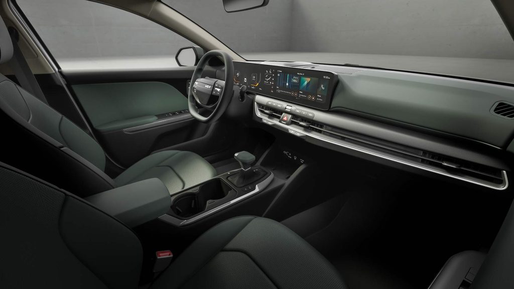 Kia K4 sedán 2025 diseño de los elementos del interior - volante, pantallas, tablero, consola central, palanca