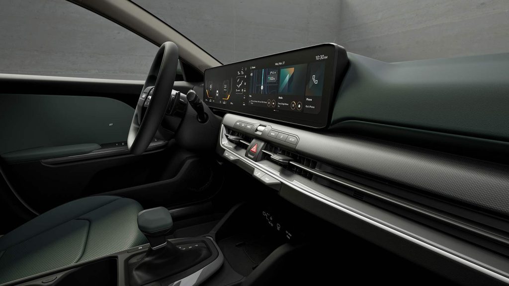 Kia K4 sedán 2025 diseño de los elementos del interior - volante, pantallas, tablero, consola central, palanca - toma de cerca