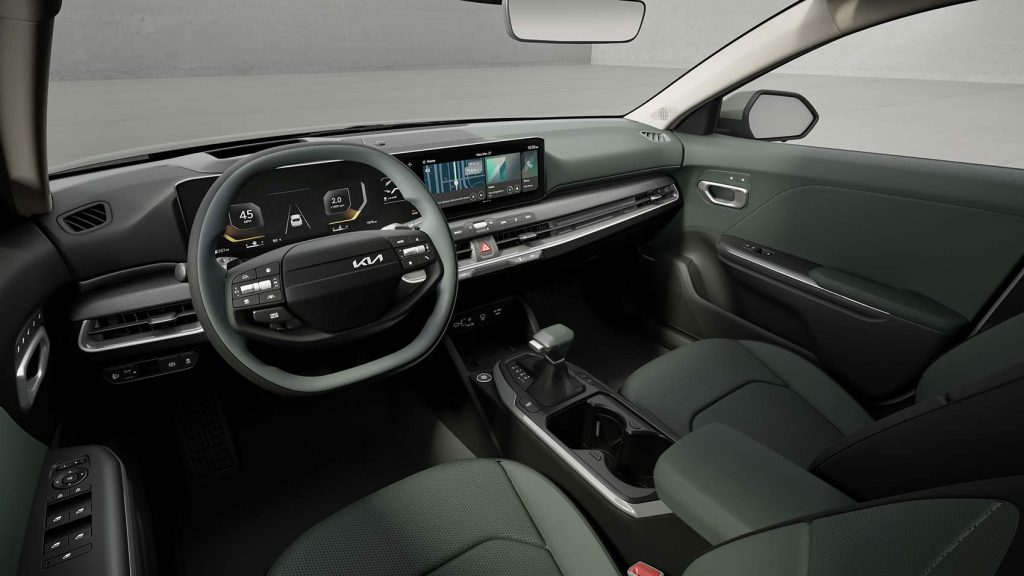 Kia K4 sedán 2025 diseño de los elementos del interior - volante, pantallas, tablero, consola central, palanca, asientos