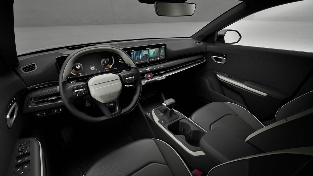 Kia K4 sedán 2025 diseño de los elementos del interior - volante, pantallas, tablero, consola central, palanca, asientos en color negro