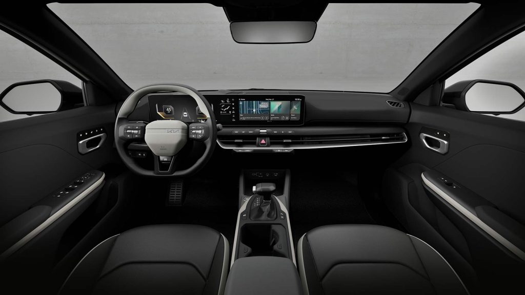 Kia K4 sedán 2025 diseño de los elementos del interior de frente - volante, pantallas, tablero, consola central, palanca, asientos en color negro con detalles en color cromo