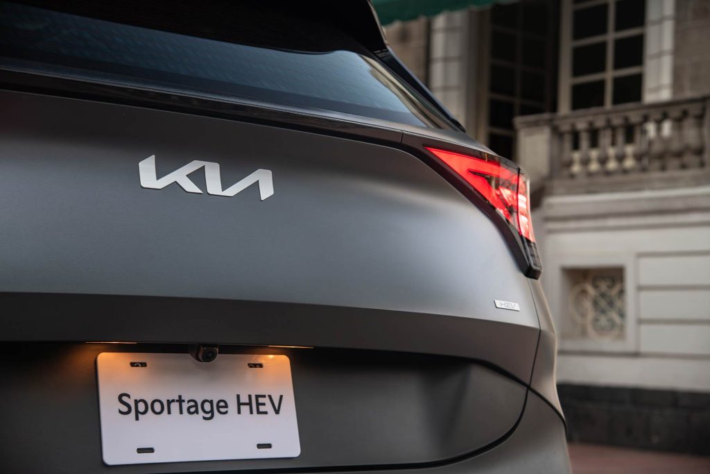 Kia Sportage Híbrida 2024 en México - diseño exterior - parte trasera calaveras logo HEV