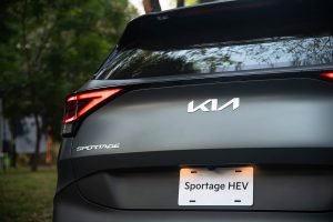 Kia Sportage Híbrida 2024 en México - diseño exterior - parte trasera log KIA