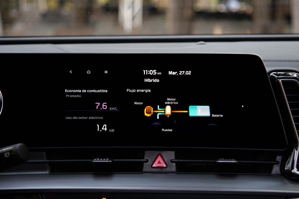 Kia Sportage Híbrida 2024 en México - diseño interior - pantalla con información del sistema híbrido