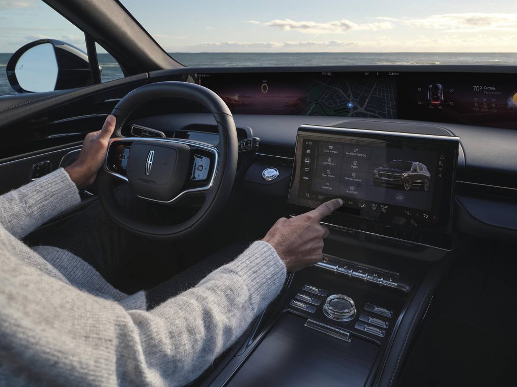 Lincoln Nautilus 2024 en México - interior - tocando pantalla y volante con controles