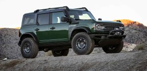 Ford Bronco Everglades 2024 color verde eruption - lateral y frontal en atardecer