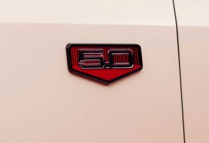 Mustang 60th Anniversary 2025 en México - diseño exterior placa emblema 60 Años