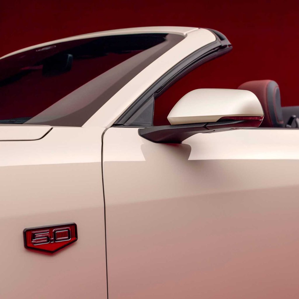 Mustang 60th Anniversary 2025 en México - diseño exterior con distintivos especiales - placa con logo cerca de la puerta