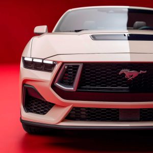 Mustang 60th Anniversary 2025 en México - diseño exterior con distintivos especiales - frente con emblema Pony, faros LED y cofre