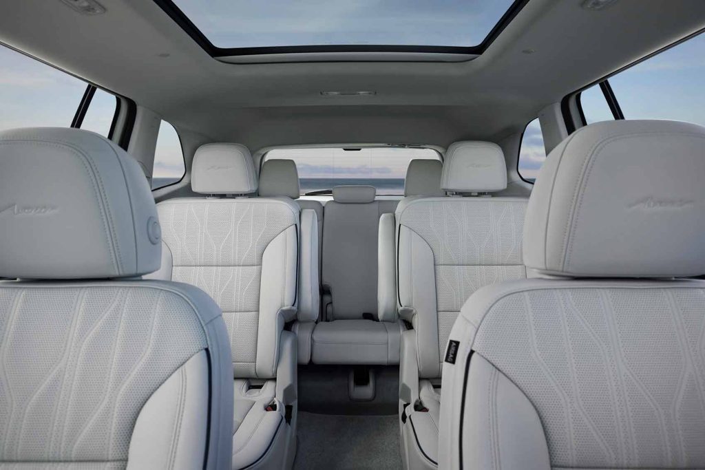 Buick Enclave Avenir 2025 - diseño interior - tres filas y techo panorámico