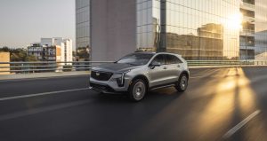 Cadillac XT4 2024 - diseño exterior - frente y lateral derecho, en segundo piso periférico