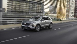 Cadillac XT4 2024 - diseño exterior - frente y lateral derecho, en segundo piso periférico, en movimiento