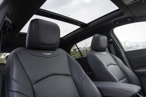 Cadillac XT4 2024 - diseño interior - asientos delanteros y techo panorámico