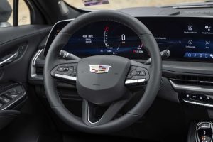 Cadillac XT4 2024 - diseño interior - volante con controles