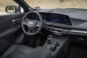 Cadillac XT4 2024 - diseño interior - volante con controles, tablero, pantallas, consola central, palanca