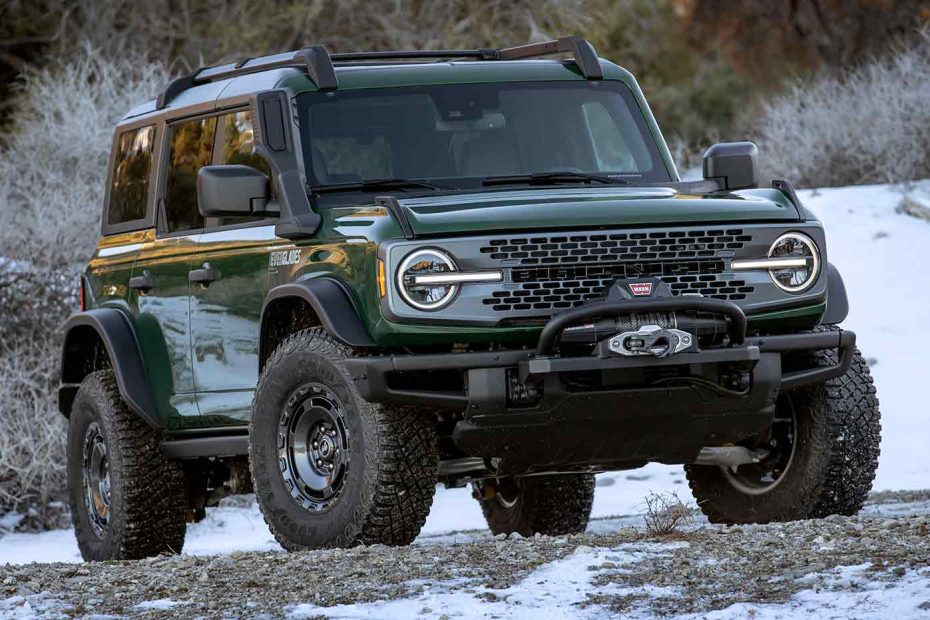 Ford Bronco Everglades 2024 color verde eruption - diseño exterior frontal, faros, defensa, llantas