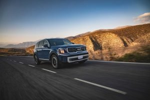 Kia Telluride 2024 en México - exterior en carretera - frente, defensa, faros, rines