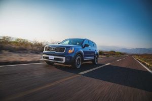 Kia Telluride 2024 en México - exterior en carretera - frente y lateral, defensa, faros, rines