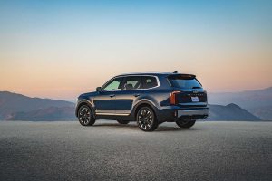 Kia Telluride 2024 en México - exterior - estacionada en amanecer - parte posterior y lateral