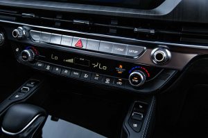 Kia Telluride 2024 en México - interiores - botones de aire acondicionado, salidas del aire, entradas USB