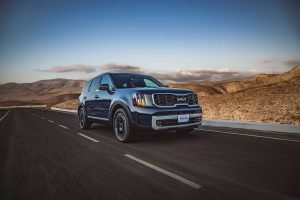 Kia Telluride 2024 en México - exterior en carretera - frente y lateral, defensa, faros, rines, color azul