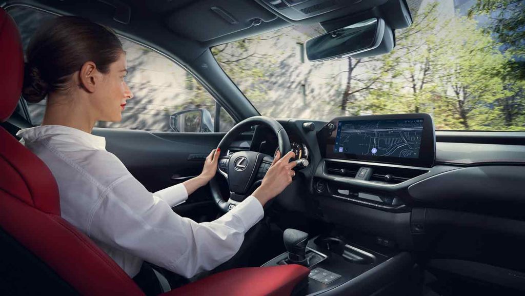 Lexus UX 300 Hybrid 2025 en México - diseño interior, volante, pantallas y consola central