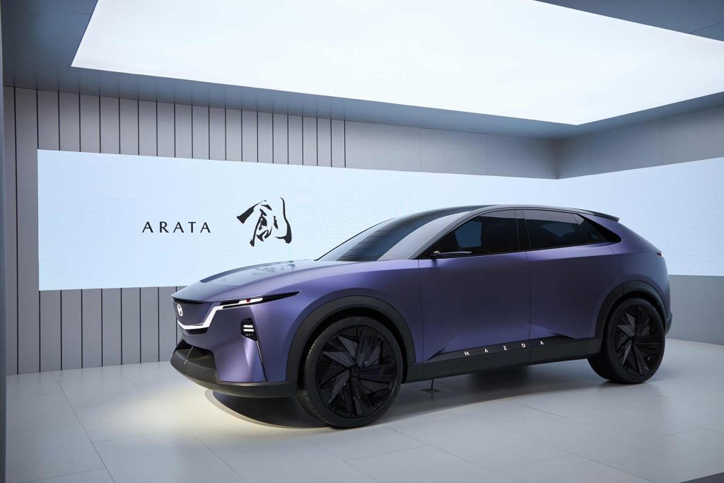 Mazda Arata auto concepto eléctrico - lenguaje de diseño para 2025 - diseño lateral y parte frontal