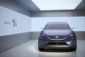 Mazda Arata auto concepto eléctrico - lenguaje de diseño para 2025 - diseño frontal, emblema iluminado, parrilla, defensa