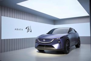 Mazda Arata auto concepto eléctrico - lenguaje de diseño para 2025 - diseño frontal, emblema iluminado, parrilla, defensa, rines, parabrisas