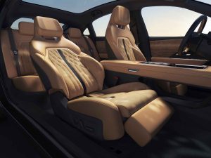 Mazda EZ-6 2025 100% eléctrico - diseño interior - asientos frontales reclinables