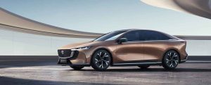 Mazda EZ-6 2025 100% eléctrico - diseño exterior - parte lateral color cobre