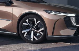 Mazda EZ-6 2025 100% eléctrico - diseño exterior - parte lateral color cobre - rines y faros LED
