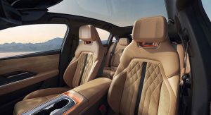 Mazda EZ-6 2025 100% eléctrico - diseño interior - asientos, consola central, quemacocos