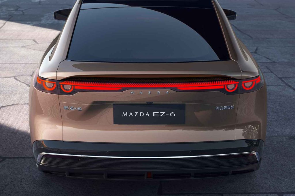 Mazda EZ-6 2025 100% eléctrico - diseño exterior - parte posterior cajuela, placa, emblema, faros LED, color cobre