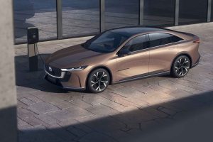 Mazda EZ-6 2025 100% eléctrico - diseño exterior - color cobre - parte lateral y frontal