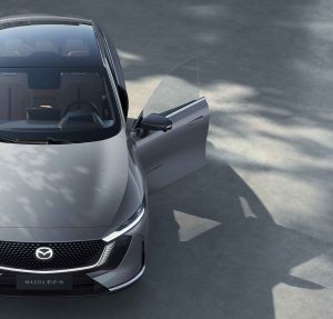 Mazda EZ-6 2025 100% eléctrico - diseño exterior - puerta delantera abierta