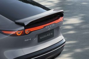 Mazda EZ-6 2025 100% eléctrico - diseño exterior - parte posterior cajuela, placa, emblema, faros LED