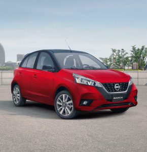 Nissan March 2024 en México - cumple 13 años en México - diseño exterior, frente y lateral color bitono rojo con negro