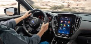 Subaru WRX Sportwagon 2024 - diseño interior - volante con controles, pantalla touch con Android Auto y Apple CarPlay