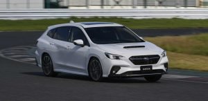 Subaru WRX Sportwagon 2024 - diseño exterior - frente y lateral, color blanco en pista